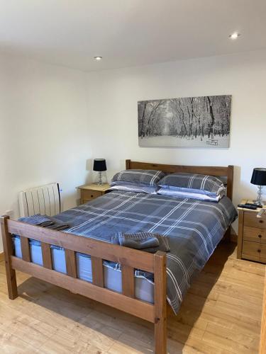 洛赫博伊代尔The Chalet, 444 North Lochboisdale的一间卧室配有一张带蓝色棉被的床