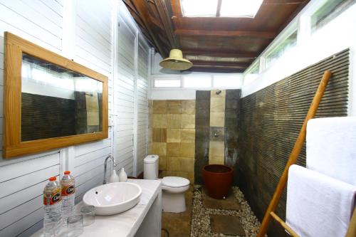 LabuberuPASERANG PARIRI PARADISE的一间带卫生间和水槽的小浴室