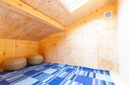 伊东Izukogen tent resort - Vacation STAY 13377v的一间设有木墙和天花板的桑拿浴室