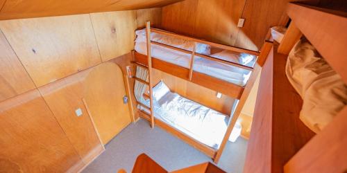 山形市Zao Onsen Lodge Sukore - Vacation STAY 55497v的客房享有高空的景致,配有2张双层床。