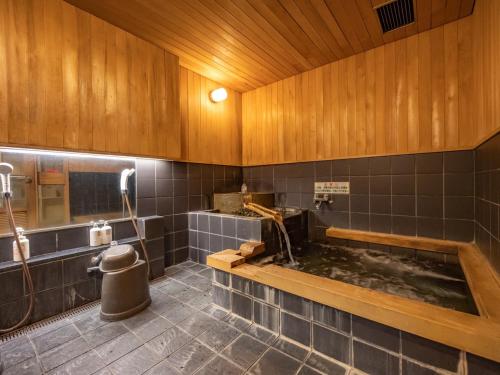 山形市Zao Onsen Lodge Sukore - Vacation STAY 55497v的带浴缸和盥洗盆的浴室