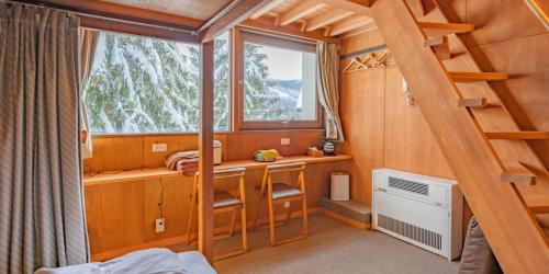 山形市Zao Onsen Lodge Sukore - Vacation STAY 55497v的小房间设有书桌和窗户