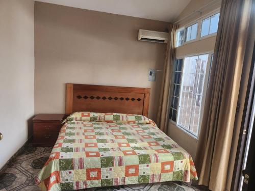 弗洛勒斯Hotel Casa de Don Francisco的一间卧室设有一张床和一个窗口