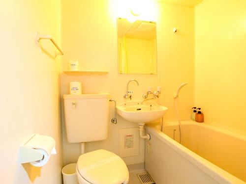 对马市Hotel Tsushima - Vacation STAY 64041v的浴室配有白色卫生间和盥洗盆。