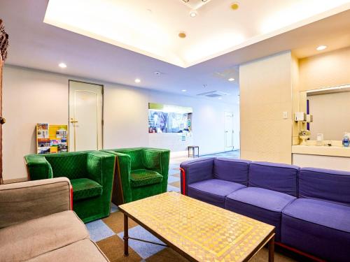 对马市Hotel Tsushima - Vacation STAY 64041v的一间配备有紫色和绿色家具的等候室