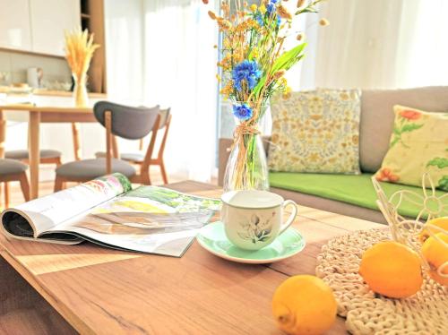 梅尔诺La Ola Apartamenty的一张桌子,上面放着一杯咖啡和报纸