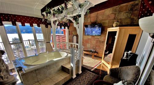 圣阿加瑟莫奥克斯内特斯日维酒店的一间带浴缸的浴室,位于带窗户的客房内