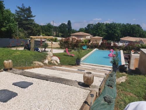 Saint-AlexandreSuperbe villa avec piscine的后院,在院子里设有游泳池