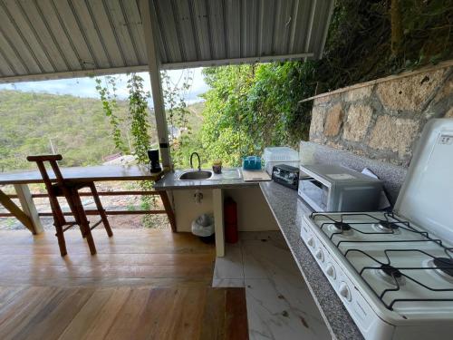 蒙塔尼塔Punta Hills Montanita的厨房配有炉灶和带水槽的台面