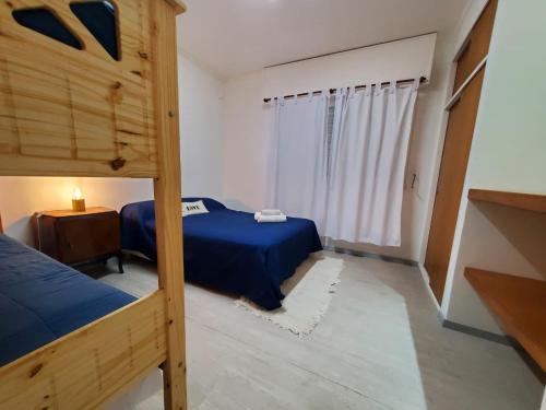 蒙特格兰德Casa Azcuénaga - Parque - Zona comercial - Aerop 15 min的一间卧室设有两张双层床和一扇窗户。
