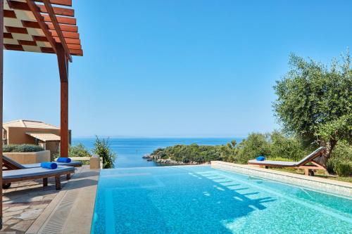 塞沃塔Sivota Seascape Luxury Villas & Residences的海景游泳池