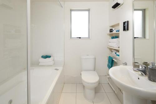 基督城瑞卡顿菲弗汽车旅馆的白色的浴室设有卫生间和水槽。