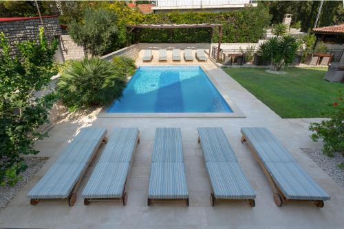 波尔地中海别墅的游泳池的顶部景观,设有3个长椅