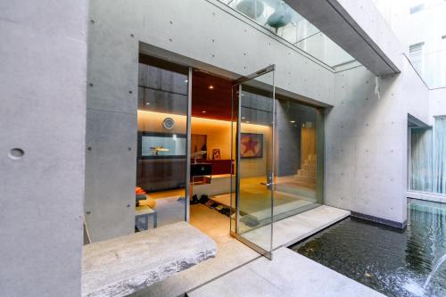 东京Azabu Modern House的一个带游泳池的房子里玻璃柱门