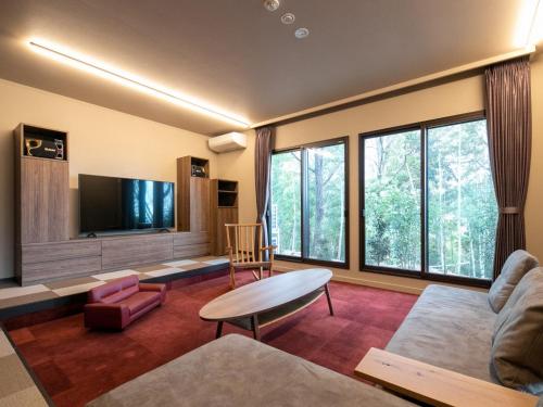 宫岛Bettei Fujiya的带沙发和电视的客厅