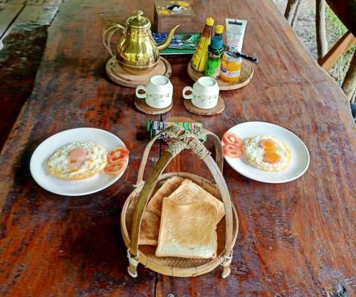 班农塔勒Koom Kachanaan的一张木桌,上面放有鸡蛋和烤面包片