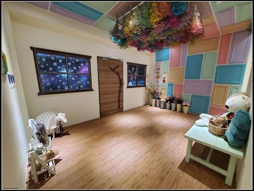 礁溪小窩旅店-礁溪溫泉店的一间拥有色彩缤纷的墙壁和天花板的客房