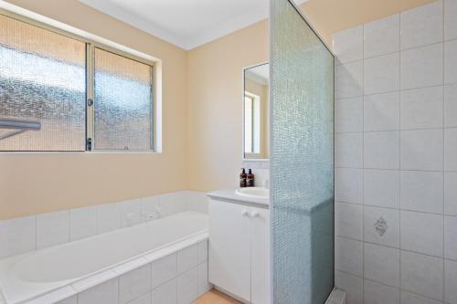 卡尔古利Bea-Vic Home. Your home away from home.的白色的浴室设有浴缸和水槽。