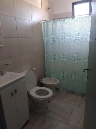 图努扬TUNUYAN Apart的一间带卫生间和淋浴帘的浴室