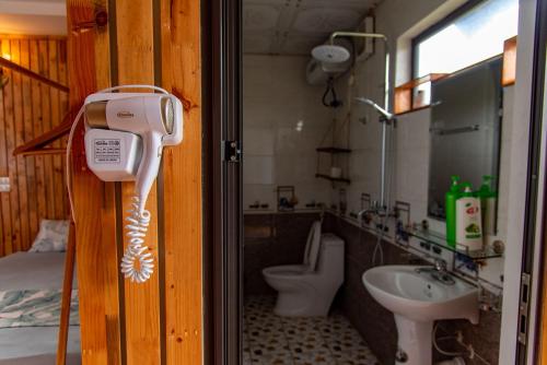 宁平Tam Coc Mandala Villa的电话,浴室设有水槽和卫生间
