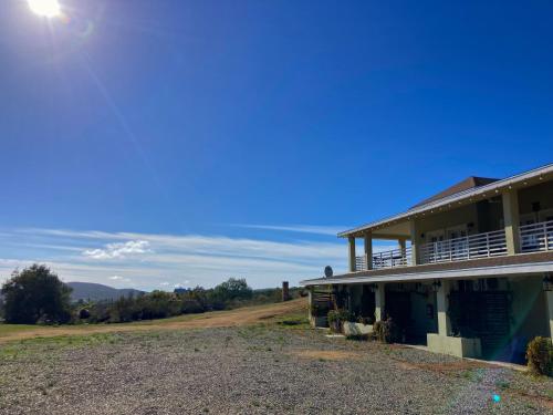 瓜达鲁佩镇Mi Casa en el Valle de Guadalupe的山边的房子