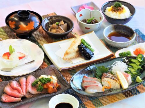MitoyoLe Port Awashima的餐桌,盘子上放着食物和碗