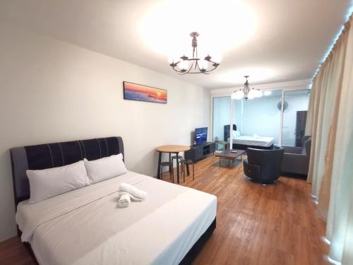新山ₘₐcₒ ₕₒₘₑ【Private Room】@Sentosa 【Southkey】【Mid Valley】的一间卧室设有一张床和一间客厅。
