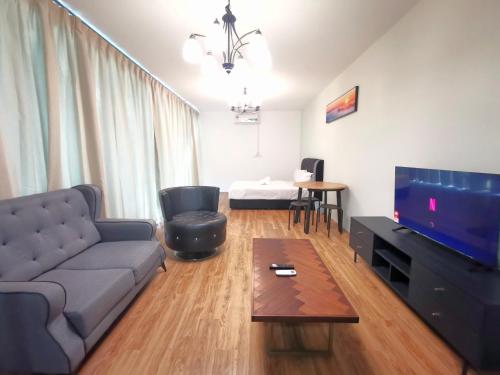 新山ₘₐcₒ ₕₒₘₑ【Private Room】@Sentosa 【Southkey】【Mid Valley】的带沙发和平面电视的客厅