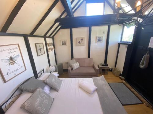 布拉克内尔Windsor/Ascot/Bracknell beautiful barn的一间大卧室,配有一张床和一张沙发