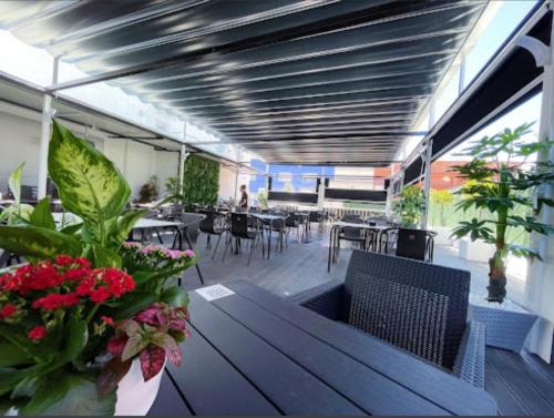 雷阿尔城埃尔莫利诺酒店的一间带桌椅和鲜花的用餐室