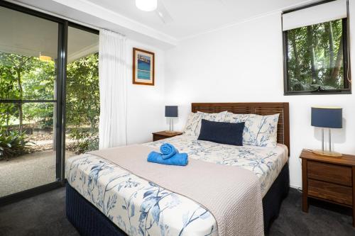 彩虹海滩Emohruo Rainbow Shores - 3 Br Resort Apartment的一间卧室配有一张带蓝色毛巾的床