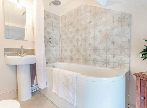 Bere AlstonRosemary Cottage的浴室配有白色浴缸和水槽