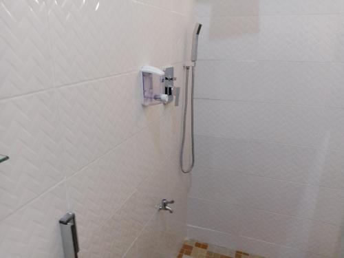 KoforiduaDexxy's Palace Hotel的带淋浴和卫生间的浴室