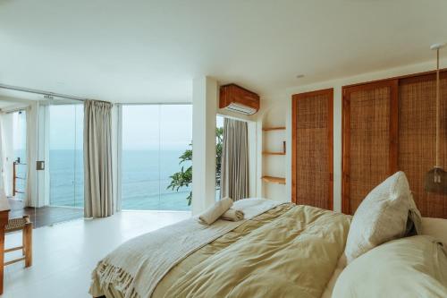 乌鲁瓦图Bingin Low Tide的一间卧室设有一张床,享有海景