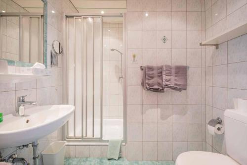 米德尔斯豪斯胡贝图斯酒店的带淋浴、盥洗盆和卫生间的浴室