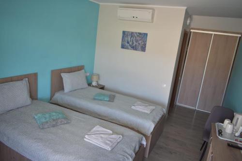 克卢日-纳波卡BBS Residence的小房间设有两张床和一张书桌