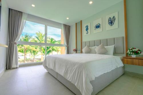 象岛Lazure Pool Villa - Koh Chang的一间卧室设有一张大床和一个大窗户