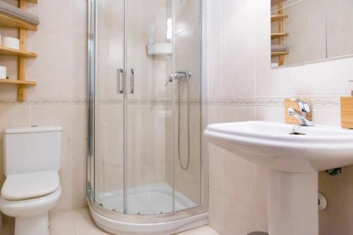 马拉加Apartamento Málaga Jalón的带淋浴、卫生间和盥洗盆的浴室