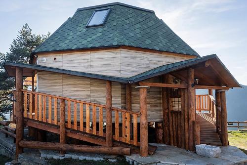 安泰伊-萨伊恩特-安德尔埃DalaiLama Village的大型小木屋,设有 ⁇ 顶
