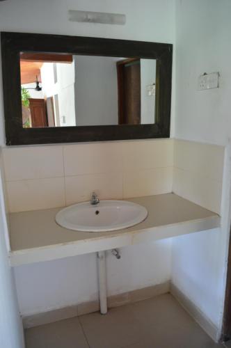 哈普特莱The Lodge at Galapitiyaya Estate的一间带水槽和镜子的浴室