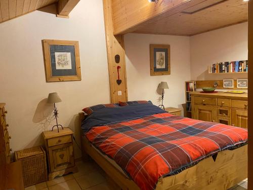 托讷猫头鹰小木屋的卧室配有床和盥洗盆