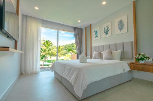 象岛Perla Pool Villa - Koh Chang的一间卧室设有一张大床和一个大窗户