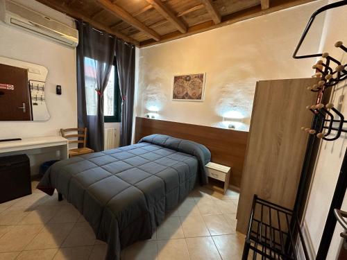 Tromello特洛梅洛公爵酒店的卧室配有床和盥洗盆