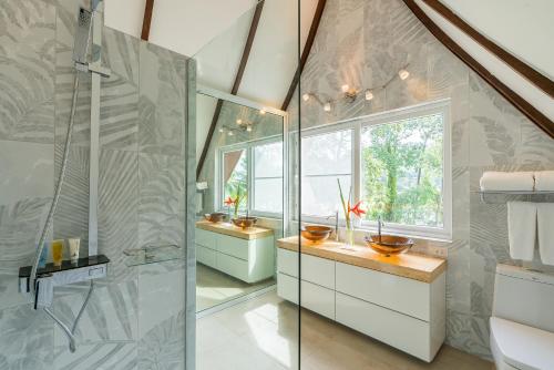 象岛Sunova Pool Villa - Koh Chang的一间带玻璃淋浴和水槽的浴室