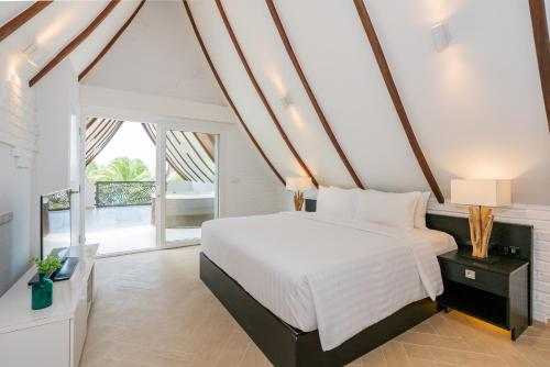 象岛Sunova Pool Villa - Koh Chang的卧室设有白色的床和大窗户