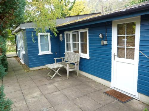 巴斯Somerset Lodge, a secret hideaway的蓝色的房子,带长凳和门