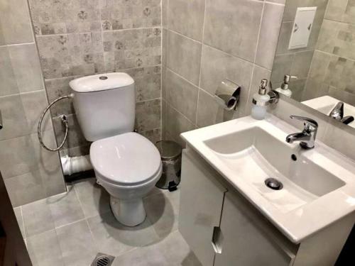 VratsaComfort Luxury Apartments的浴室配有白色卫生间和盥洗盆。