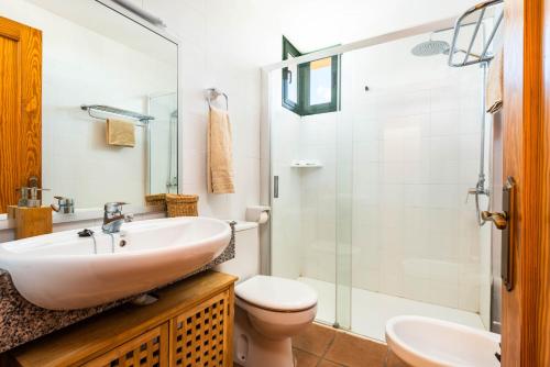 蓬塔普里马Apartamentos Punta Prima By EscapeHome的一间带水槽、卫生间和淋浴的浴室