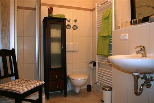 奥斯赛拜-屈隆斯博恩Appartementhaus Villa Josephine的一间带水槽和卫生间的浴室