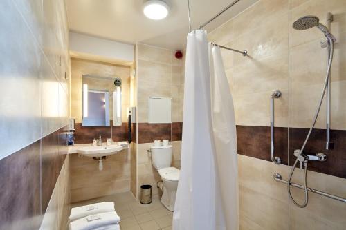 戈内斯B&B HOTEL Paris Nord Gonesse Parc des Expos的带淋浴、卫生间和盥洗盆的浴室